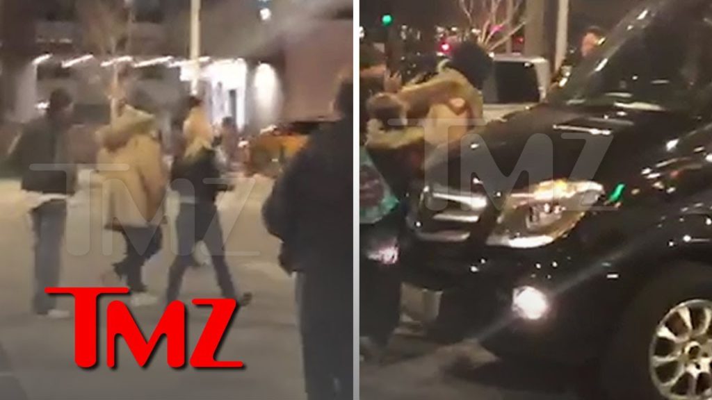 R. Kelly Swarmed As He Leaves McDonald's After Posting Bail | TMZ 1