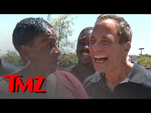 Auntie Fee, Viral Chicken Wings Chef, Cooks For TMZ | TMZ 1