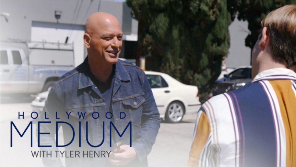 Tyler Henry's Mother Freaks Out Meeting Howie Mandel! | Hollywood Medium with Tyler Henry | E! 1