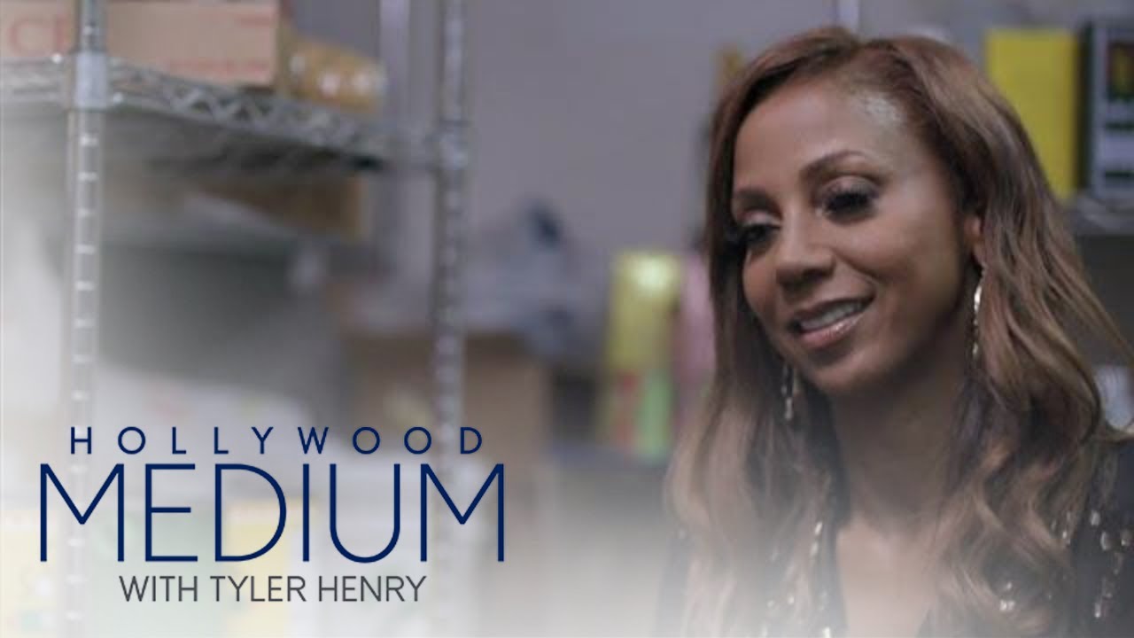 Holly Robinson Peete's Reading Goes Down in Unusual Location | Hollywood Medium | E! 3