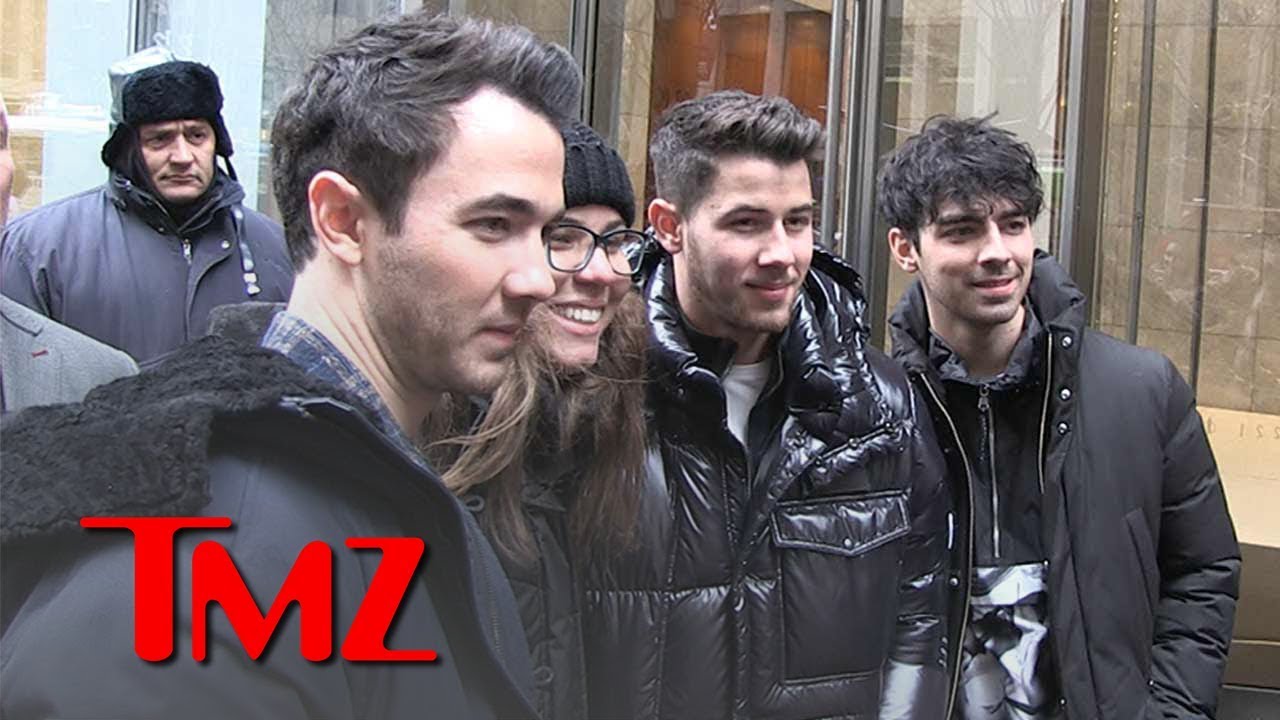 Jonas Brothers Take Selfies With Fans After Dropping Single | TMZ 3