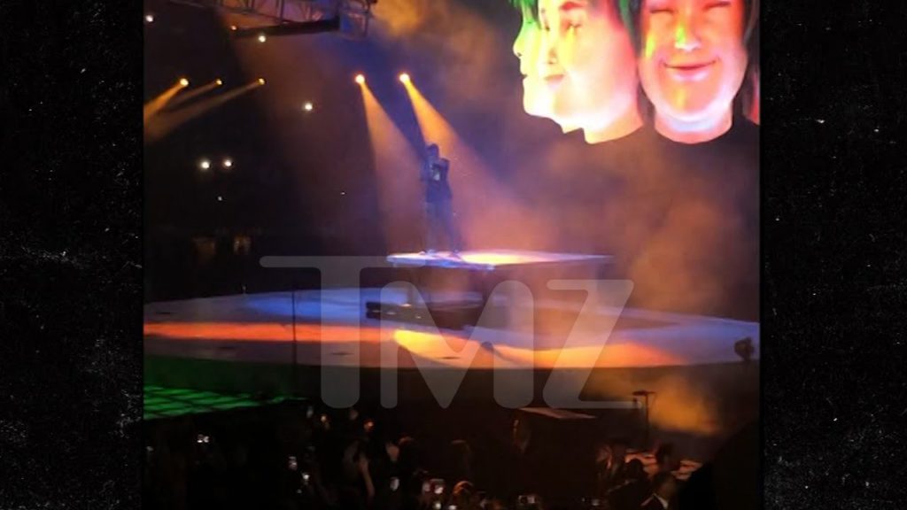 Travis Scott Back on the Road, Gives Kiley Jenner Loving Shout Out 1