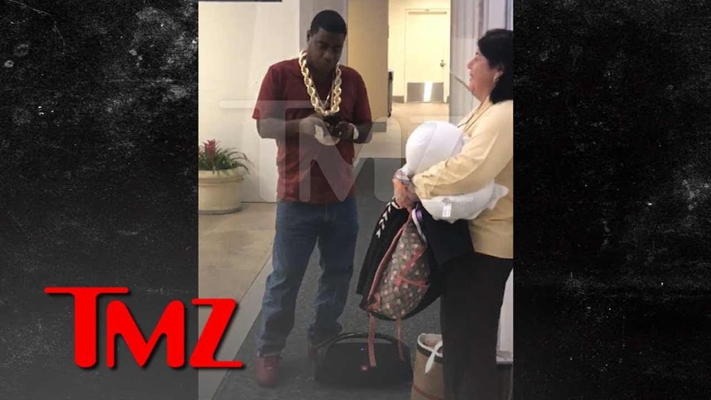 Tracy Morgan Rocks Out to Boom Box Music at Orlando Airport | TMZ 1