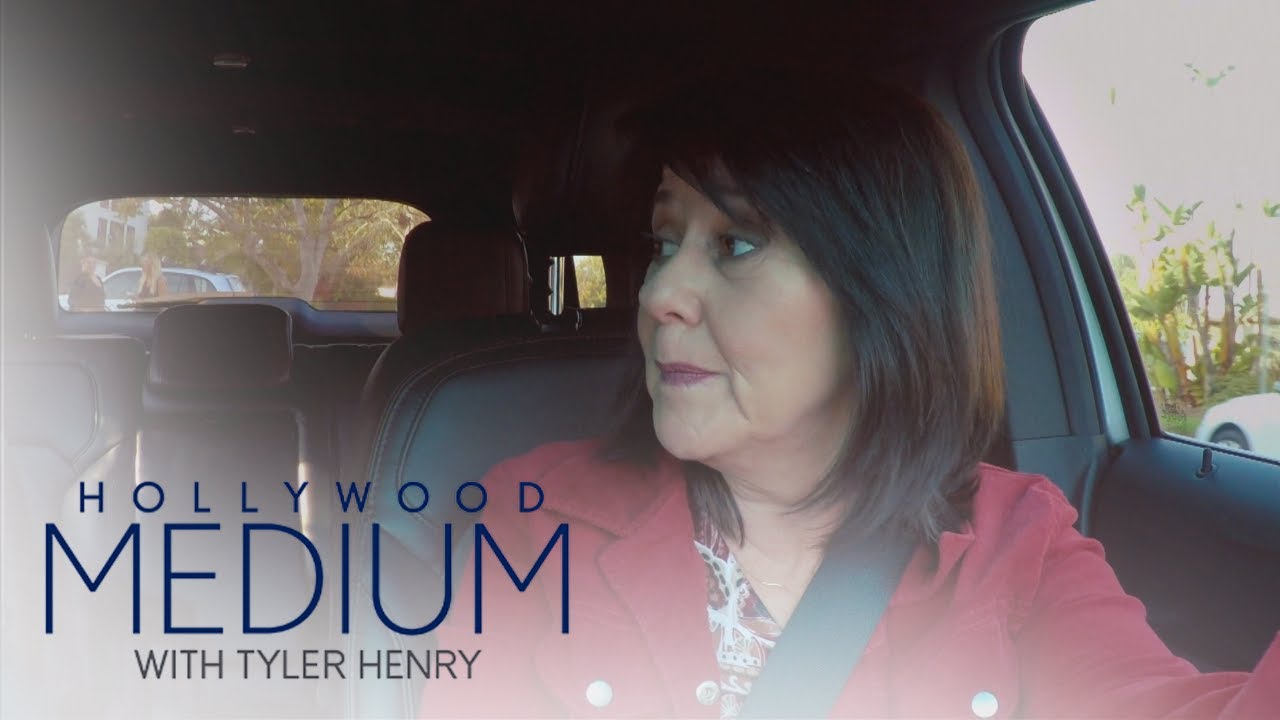 Tyler Henry's Mom Freaks After Meeting La Toya Jackson | Hollywood Medium with Tyler Henry | E! 4