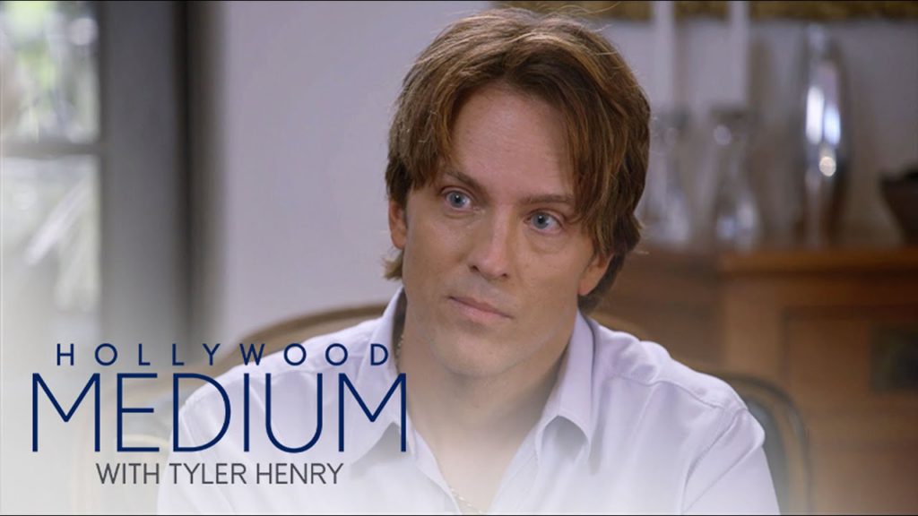 Tyler Henry Connects Larry Birkhead to Anna Nicole Smith | Hollywood Medium with Tyler Henry | E! 1