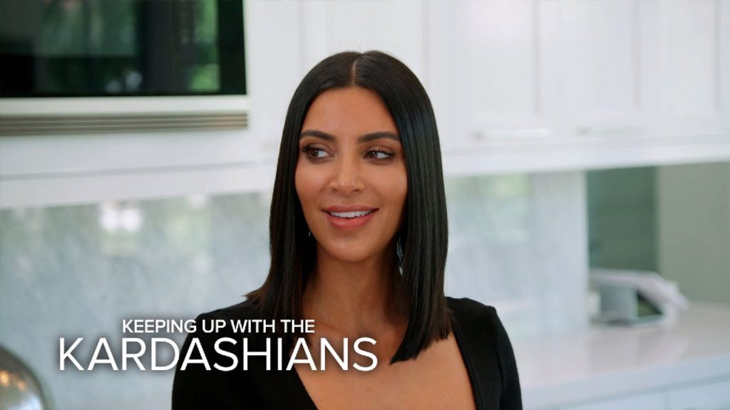 KUWTK | Khloe Kardashian Distracts Kim While Kourtney Does What?! | E! 1