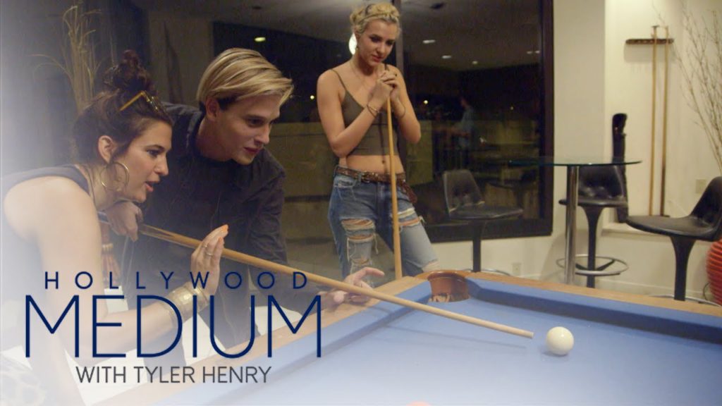 Tyler Henry Has a Blast at Game Night With Friends | Hollywood Medium with Tyler Henry | E! 1