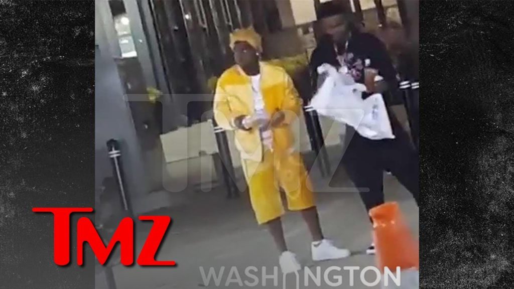 Kodak Black Grabs Dinner as Tour Bus is Raided | TMZ 1